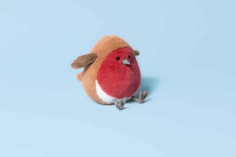 Doudou oiseau rouge gorge - Jellycat - vu de haut sur fond bleu