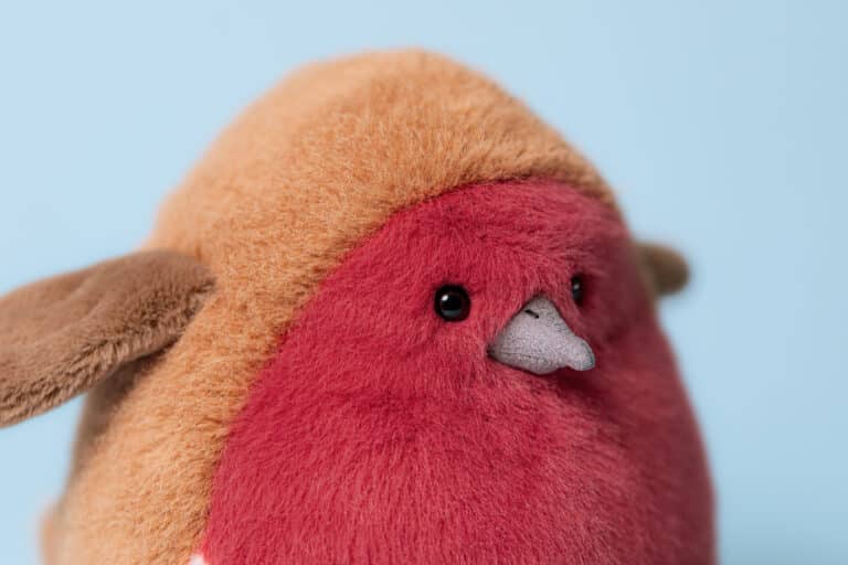 Doudou oiseau rouge gorge - Jellycat - vu zoomer sur fond bleu