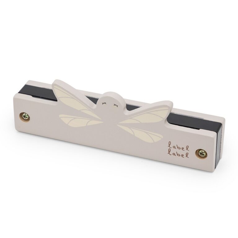 Harmonica en bois Label Label – Couleur Nougat - Vu du dessus sur fond blanc - jouet en bois Noël - cadeau de Noël original - instrument de musique enfant en bois - Magasin jouets Vannes - Offrir jouet musical fille - Idées cadeaux enfants Noël - anniversaire musical idée