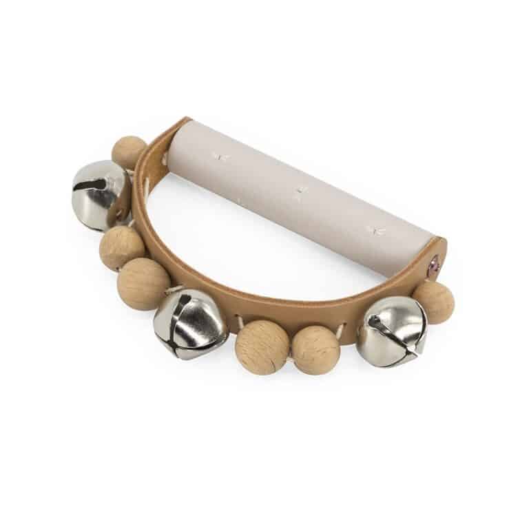Poignée à grelots en bois Label Label – Couleur Nougat - jouet musical enfant - enfant musicien - idée cadeaux musique enfant - apprentissage son enfant - jouet en bois Noël - idée cadeau jouet en bois - magasin jouets musicaux Vannes - magasin jeux et jouets enfant - quoi offrir à un enfant - Little Marmaille vente en ligne de jouets