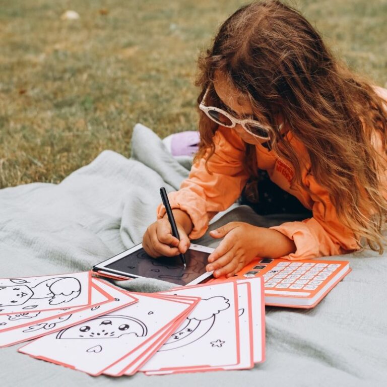 tablette dessins enfant, tablette enfant, dessin numérique enfant, tablette Kidywolf, tablette pour dessiner enfant, tablette cartes dessins, tableau apprentissage, tablette enfant pas cher, jouet de Noël pas cher, idées de cadeaux de Noël pas cher, cadeaux enfants 3 ans pas cher, magasin pas cher enfants, cadeau anniversaire fille, petit cadeau d'anniversaire enfants