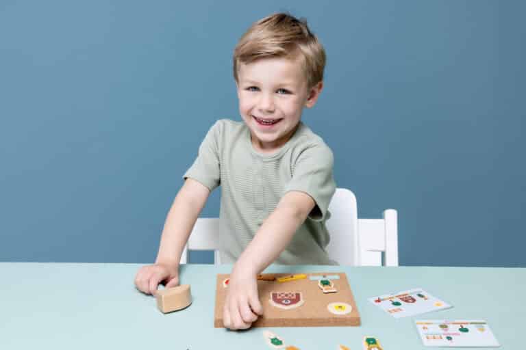 Jeu de clous en bois de la ferme - Trixie Baby - Vue d'ambiance d'un enfant qui joue