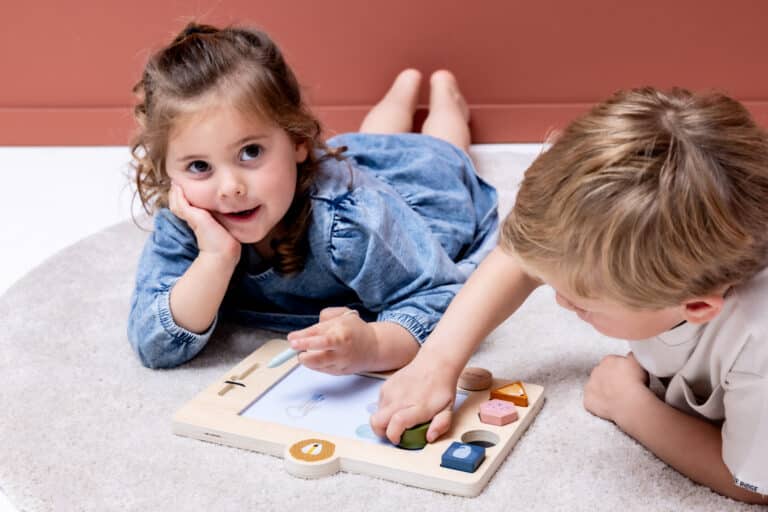 Tableau à dessin en bois Mr.Lion - Trixie Baby - Vue d'ambiance avec deux enfants qui jouent avec le tableau à dessin