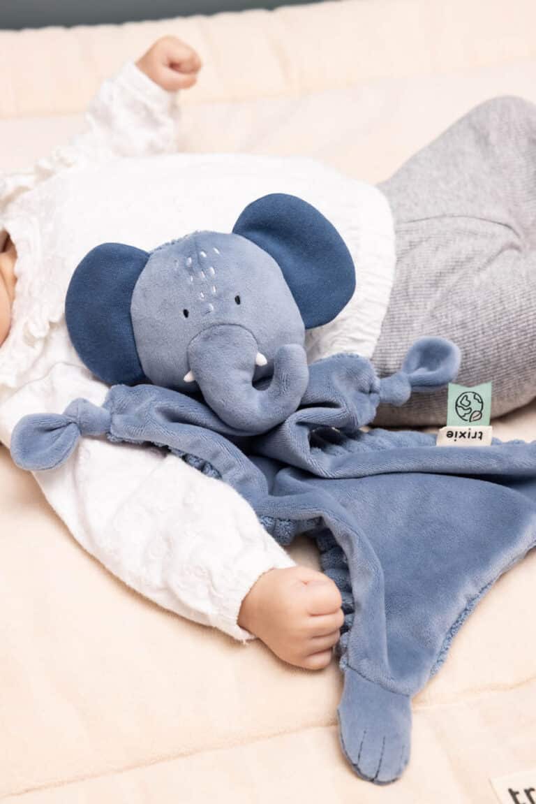 Doudou plat côtelé – Mlle Éléphant – Trixie Baby - Ambiance