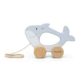 Jouet à tirer en bois Mr Requin – Trixie Baby - Vu de face sur fond blanc
