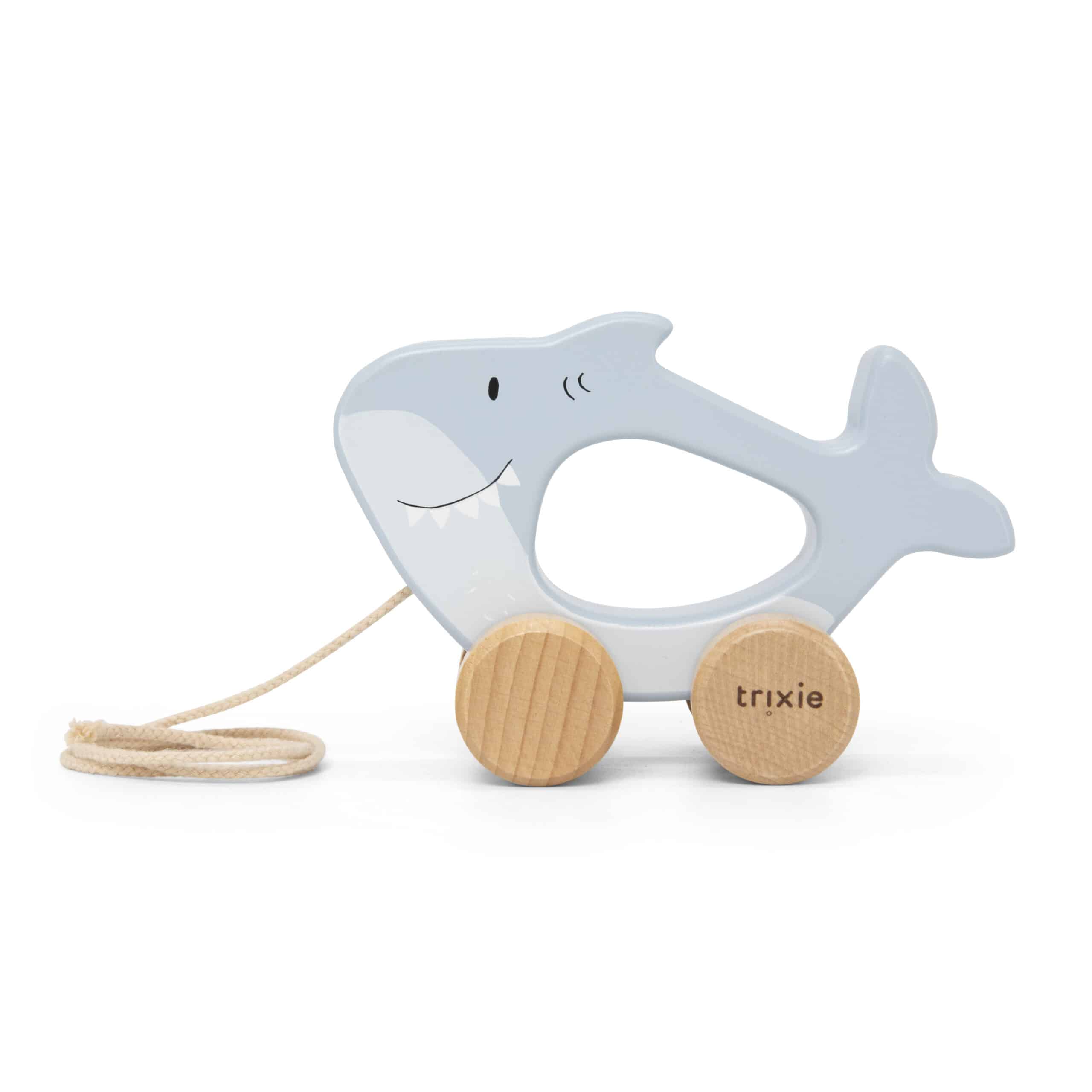 Jouet à tirer en bois Mr Requin – Trixie Baby - Vu de face sur fond blanc
