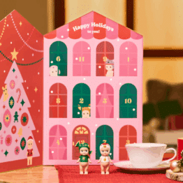 Sonny Angel® Calendrier de l'Avent - Vue d'ambiance de face du calendrier de l'avent