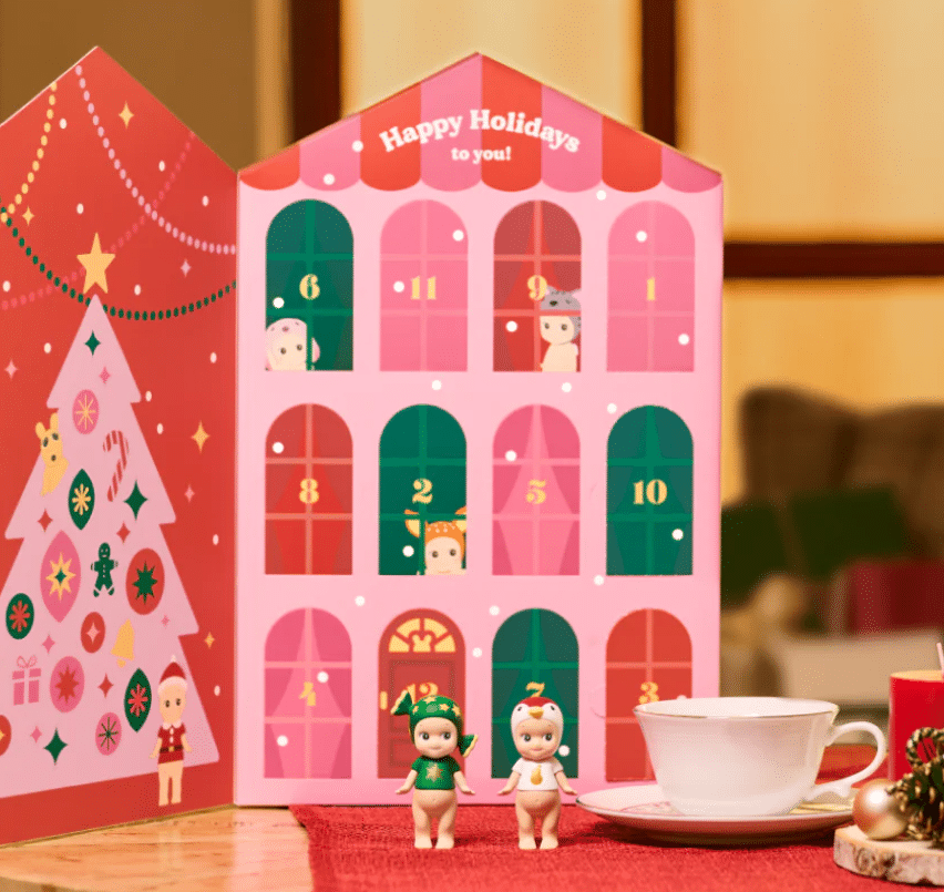 Sonny Angel® Calendrier de l'Avent - Vue d'ambiance de face du calendrier de l'avent