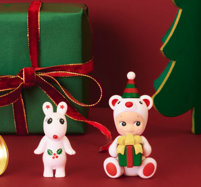 Sonny Angel® Calendrier de l'Avent - Vue d'ambiance d'un Sonny Angel et Robby blancs Noël