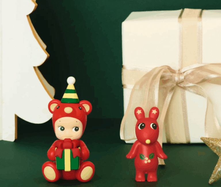 Sonny Angel® Calendrier de l'Avent - Vue d'ambiance d'un Sonny Angel et Robby rouges Noël