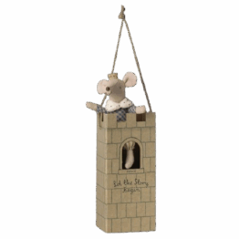 Souris Prince dans sa tour - Grand frère Maileg, vue de face dans sa tour sur fond blanc