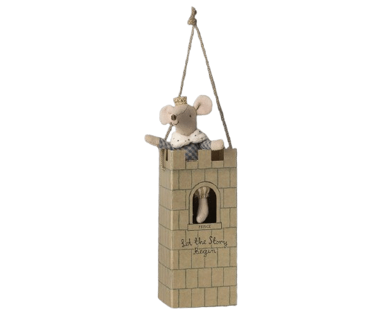 Souris Prince dans sa tour - Grand frère Maileg, vue de face dans sa tour sur fond blanc