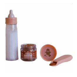 Coffret biberon et petit pot pour poupée – Édition Noël - Tiny Harlow - Vu de face sur fond blanc