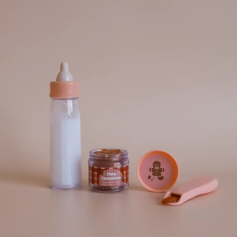 Coffret biberon et petit pot pour poupée – Édition Noël - Tiny Harlow - Ambiance