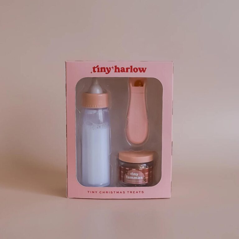 Coffret biberon et petit pot pour poupée – Édition Noël - Tiny Harlow - Ambiance