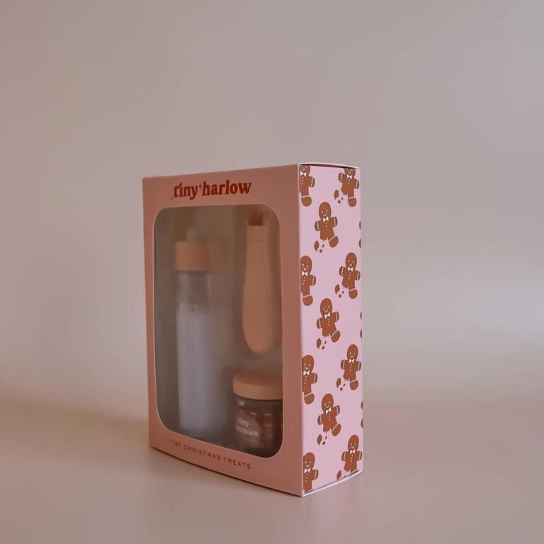 Coffret biberon et petit pot pour poupée – Édition Noël - Tiny Harlow - Ambiance