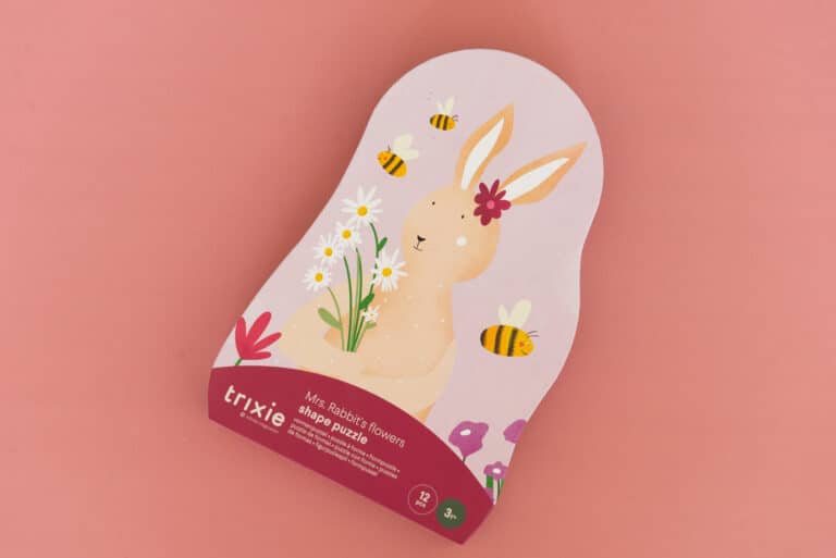 Puzzle à forme 12 pièces « Les fleurs de Mme Lapin » – Trixie baby - Vu de face sur fond de couleur
