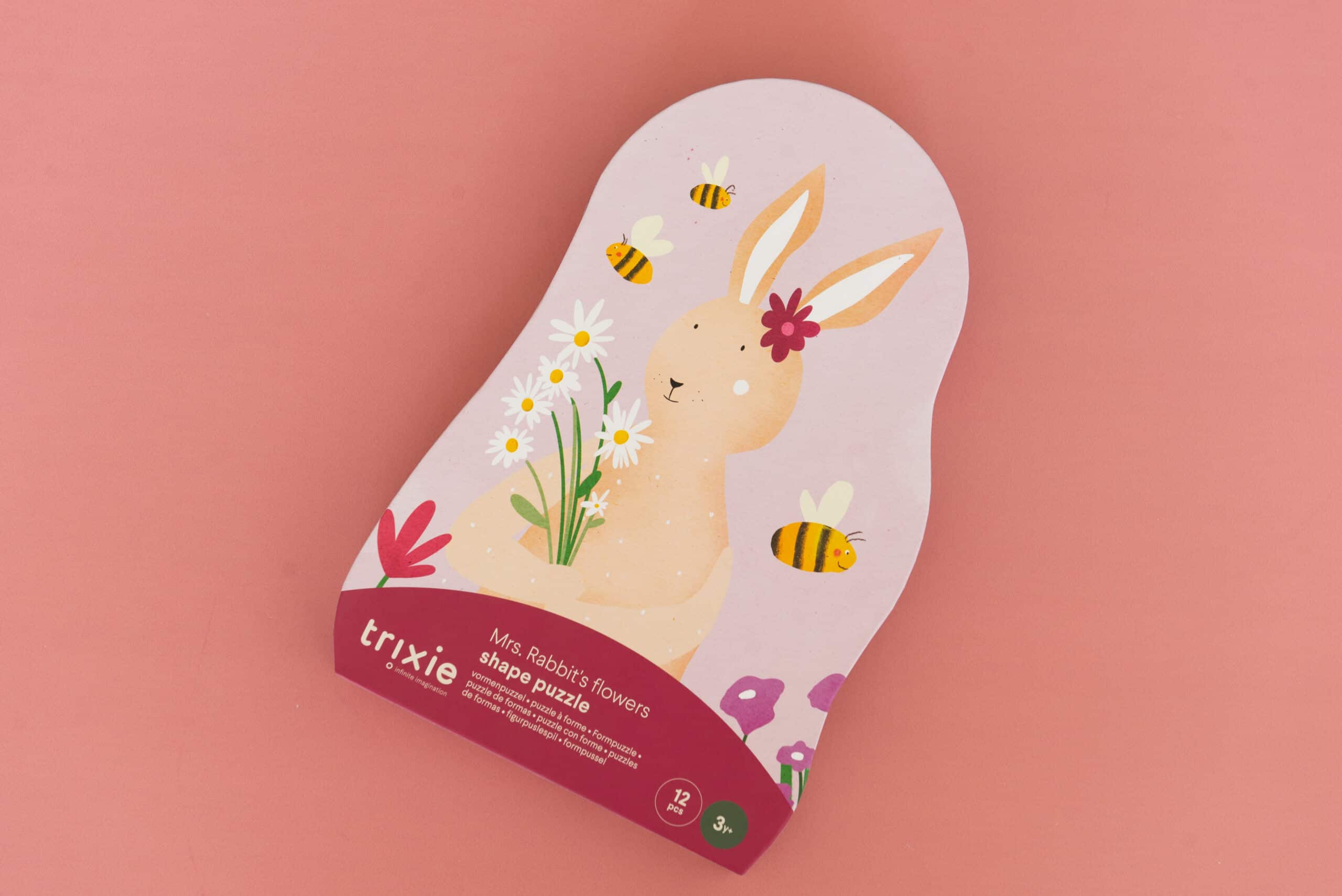 Puzzle à forme 12 pièces « Les fleurs de Mme Lapin » – Trixie baby - Vu de face sur fond de couleur
