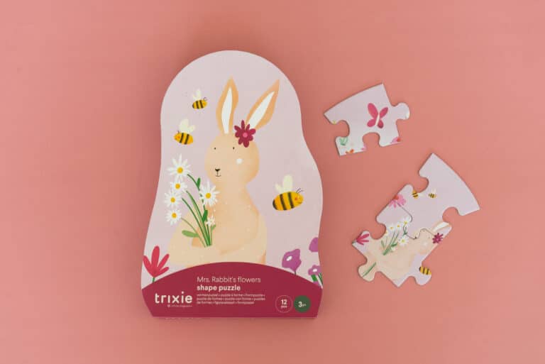 Puzzle à forme 12 pièces « Les fleurs de Mme Lapin » – Trixie baby - Vu de face sur fond de couleur