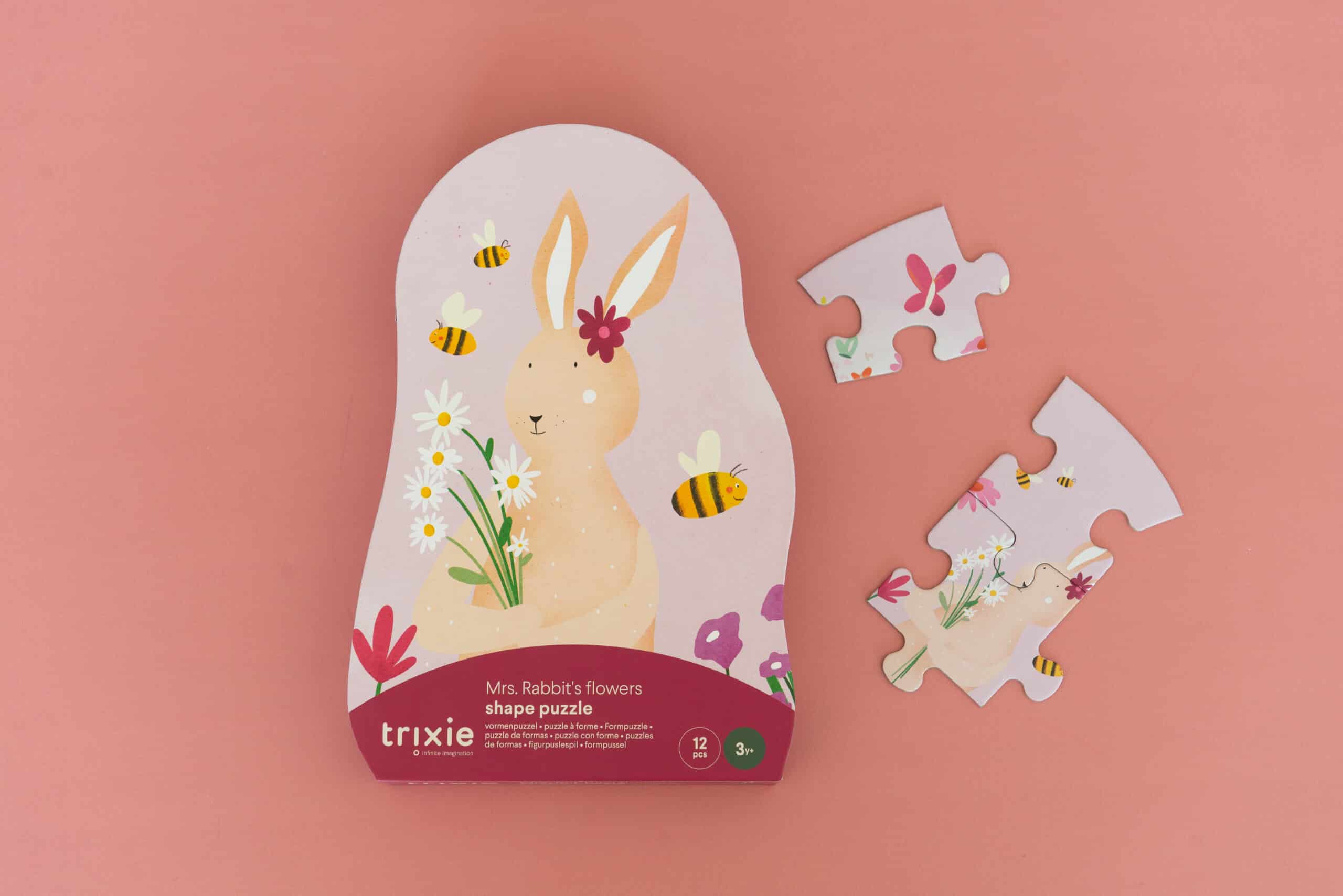 Puzzle à forme 12 pièces « Les fleurs de Mme Lapin » – Trixie baby - Vu de face sur fond de couleur