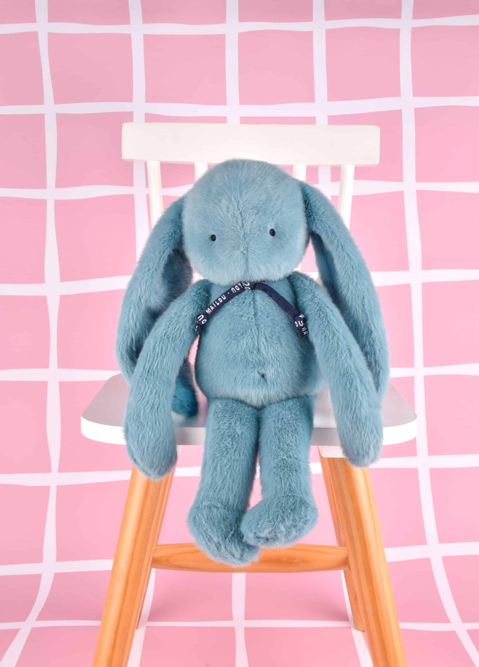 Peluche lapin Méloé - Bleu lagon - Maïlou, vue d'ambiance sur une chaise