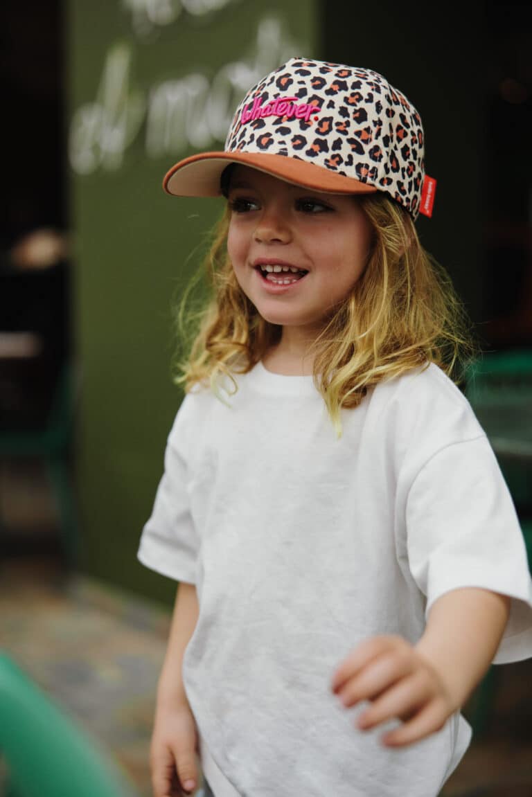 Casquette enfant - Léopard #7 - Hello Hossy, vue de côté, portée par un enfant
