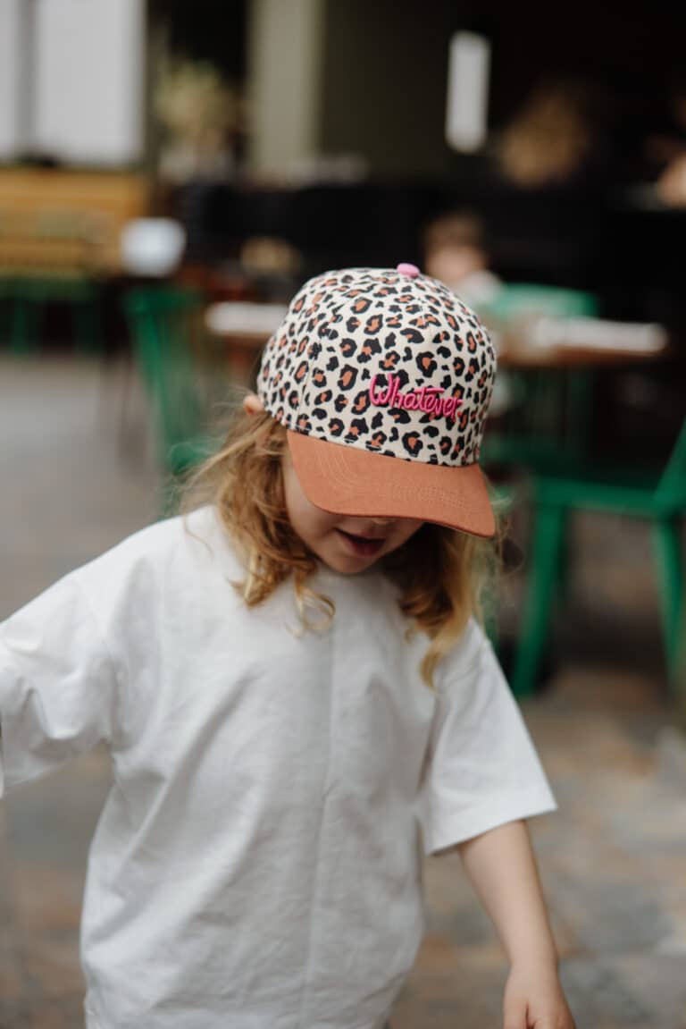 Casquette enfant - Léopard #7 - Hello Hossy, vue de face, portée par un enfant