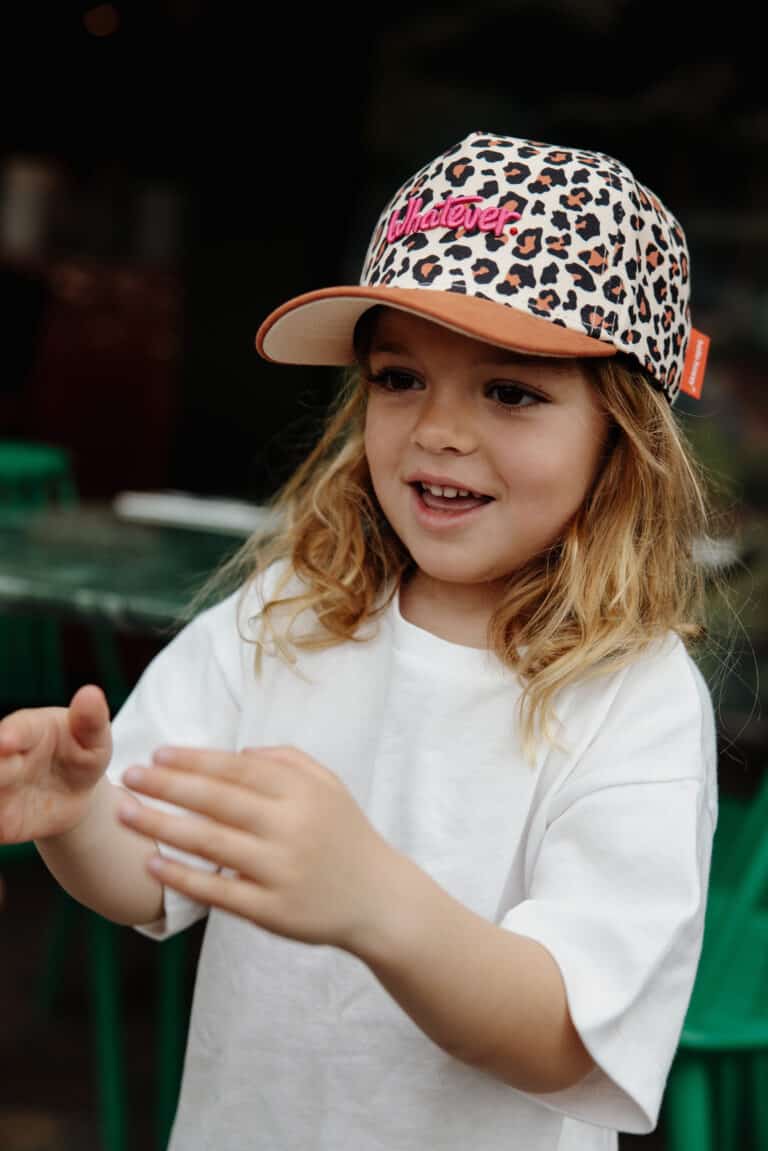 Casquette enfant - Léopard #7 - Hello Hossy, vue de côté, portée par un enfant