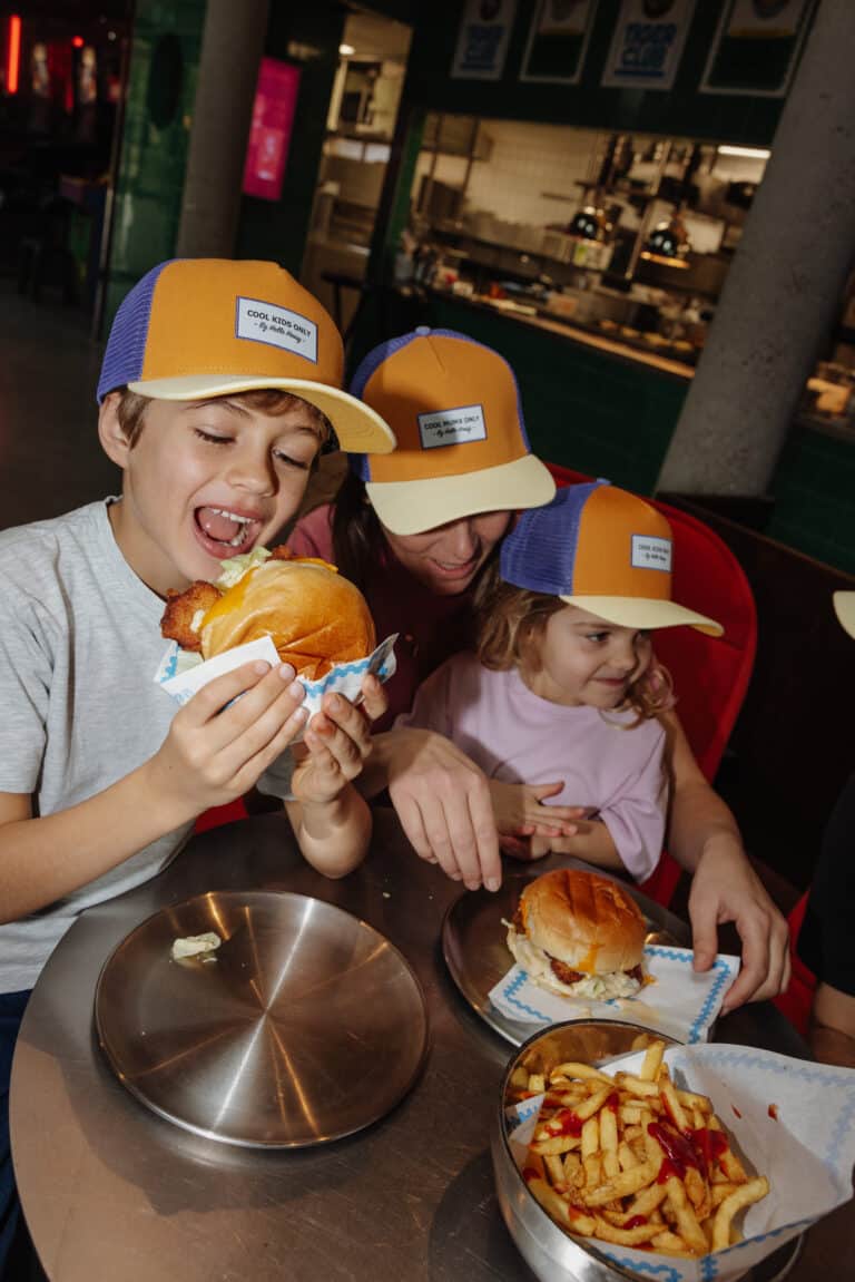 Casquette trucker enfant - Mini canyon - Hello Hossy, vue d'ambiance portée par plusieurs enfants de face et de profil