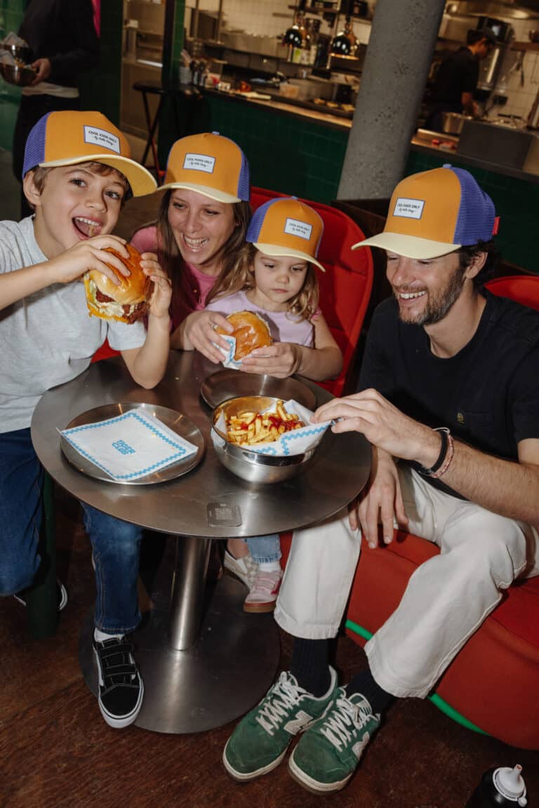 Casquette trucker papa - Mini canyon - Hello Hossy, vue d'ambiance portée par un papa de profil avec sa famille