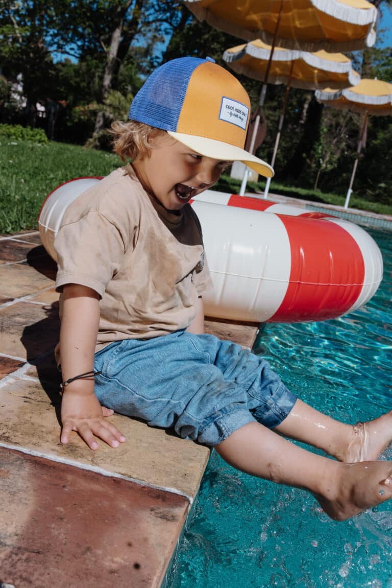 Casquette trucker enfant - Mini canyon - Hello Hossy, vue d'ambiance portée par un petit garçon de profil
