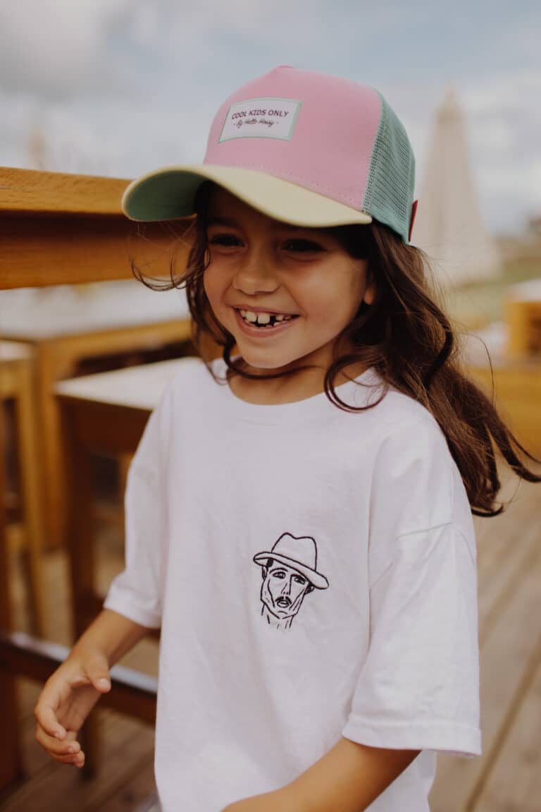 Casquette trucker enfant - Mini poppy - Hello Hossy, vue d'ambiance portée par une petite fille de biais