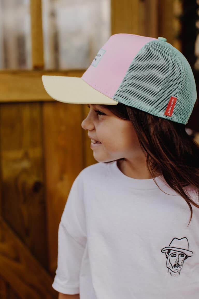 Casquette trucker enfant - Mini poppy - Hello Hossy, vue d'ambiance portée par une petite fille de côté