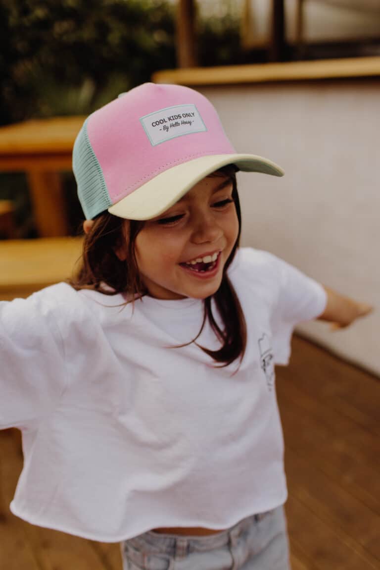Casquette trucker enfant - Mini poppy - Hello Hossy, vue d'ambiance portée par une petite fille de face