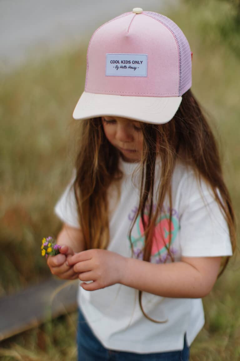 Casquette trucker enfant - Mini powder pink - Hello Hossy, vue d'ambiance portée par une petite fille de face