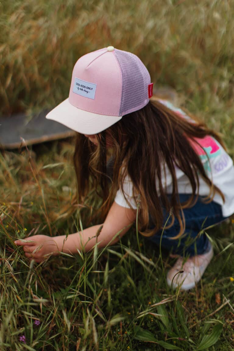 Casquette trucker enfant - Mini powder pink - Hello Hossy, vue d'ambiance portée par une petite fille de côté