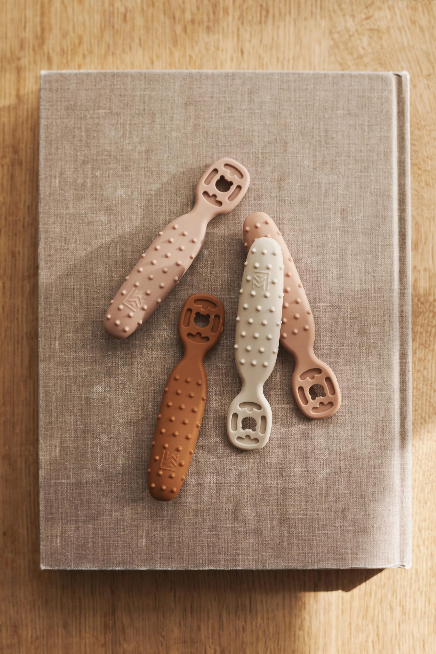 Lot de 4 cuillères d’apprentissage Caelia – Pale tuscany mix – Liewood - Vue de face