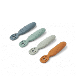 Lot de 4 cuillères d’apprentissage Caelia – Whale blue multi mix – Liewood - Vue de face sur fond blanc