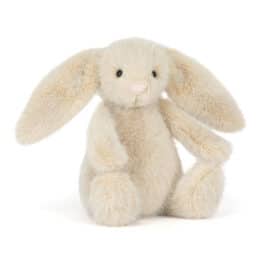 Wheat Flufflet bunny - Jellycat, vue de biais sur fond blanc