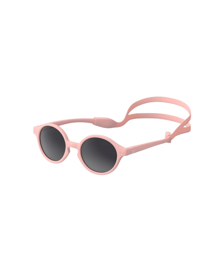 Lunettes de soleil baby #D - Pastel pink - 0-3 ans - Izipizi, vue de côté avec le cordon sur fond blanc