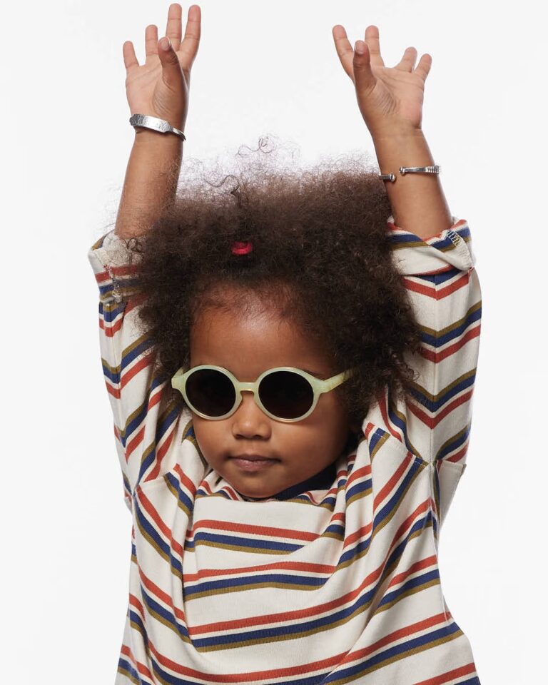 Lunettes de soleil baby #D - Vanilla - 0-3 ans - Izipizi, vue de face portée par un enfant