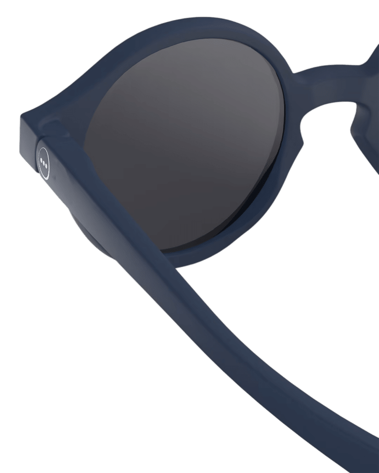 Lunettes de soleil baby #D - Denim blue - 0-3 ans - Izipizi, vue zoom du verre de derrière sur fond blanc