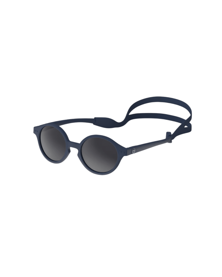 Lunettes de soleil baby #D - Denim blue - 0-3 ans - Izipizi, vue de côté avec cordon sur fond blanc