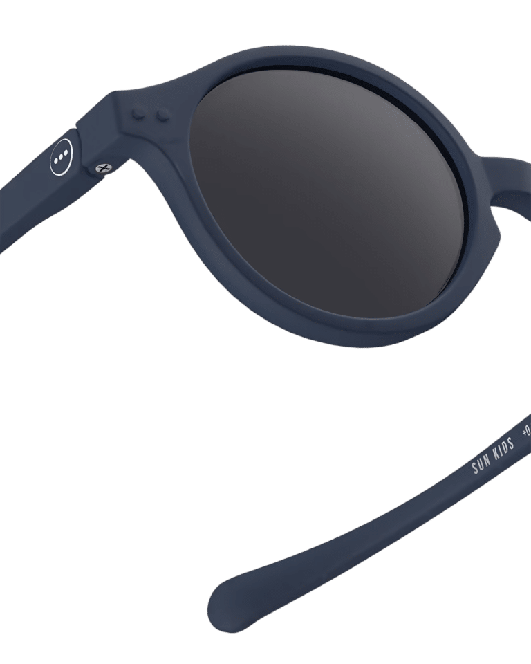 Lunettes de soleil baby #D - Denim blue - 0-3 ans - Izipizi, vue zoom du verre sur fond blanc