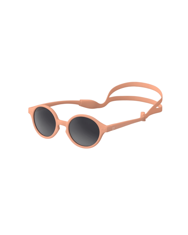Lunettes de soleil baby #D - Apricot - 0-3 ans - Izipizi, vue de côté avec le cordon sur fond blanc