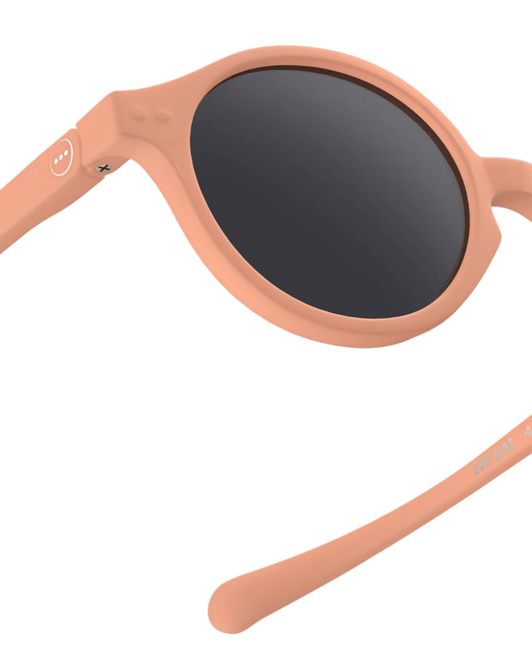 Lunettes de soleil baby #D - Apricot - 0-3 ans - Izipizi, vue zoom du verre sur fond blanc