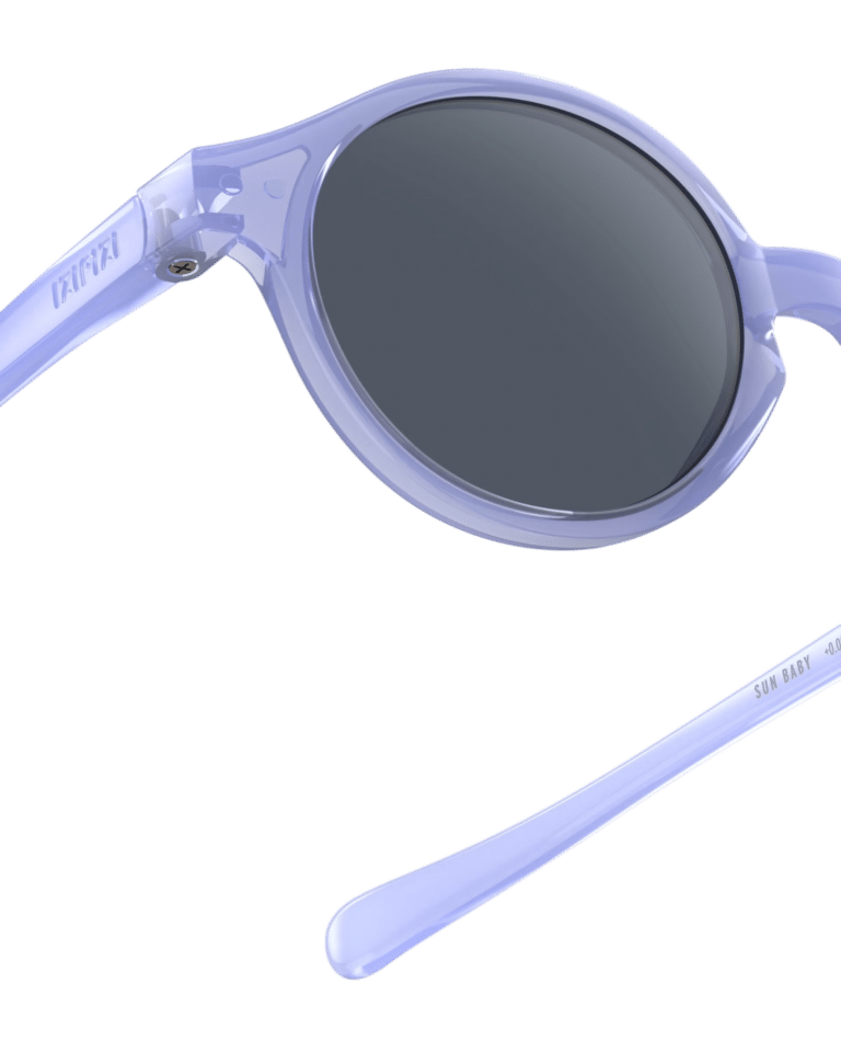 Lunettes de soleil baby #D - Mauve - 0-3 ans - Izipizi, vue zoom du verre de côté sur fond blanc