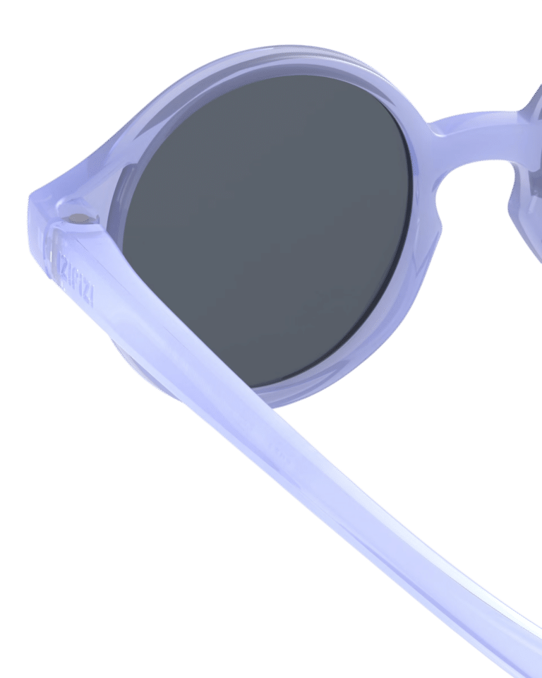 Lunettes de soleil baby #D - Mauve - 0-3 ans - Izipizi, vue zoom du verre de derrière sur fond blanc