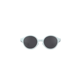 Lunettes de soleil baby #D - Sweet blue - 0-3 ans - Izipizi, vue de face avec le cordon sur fond blanc