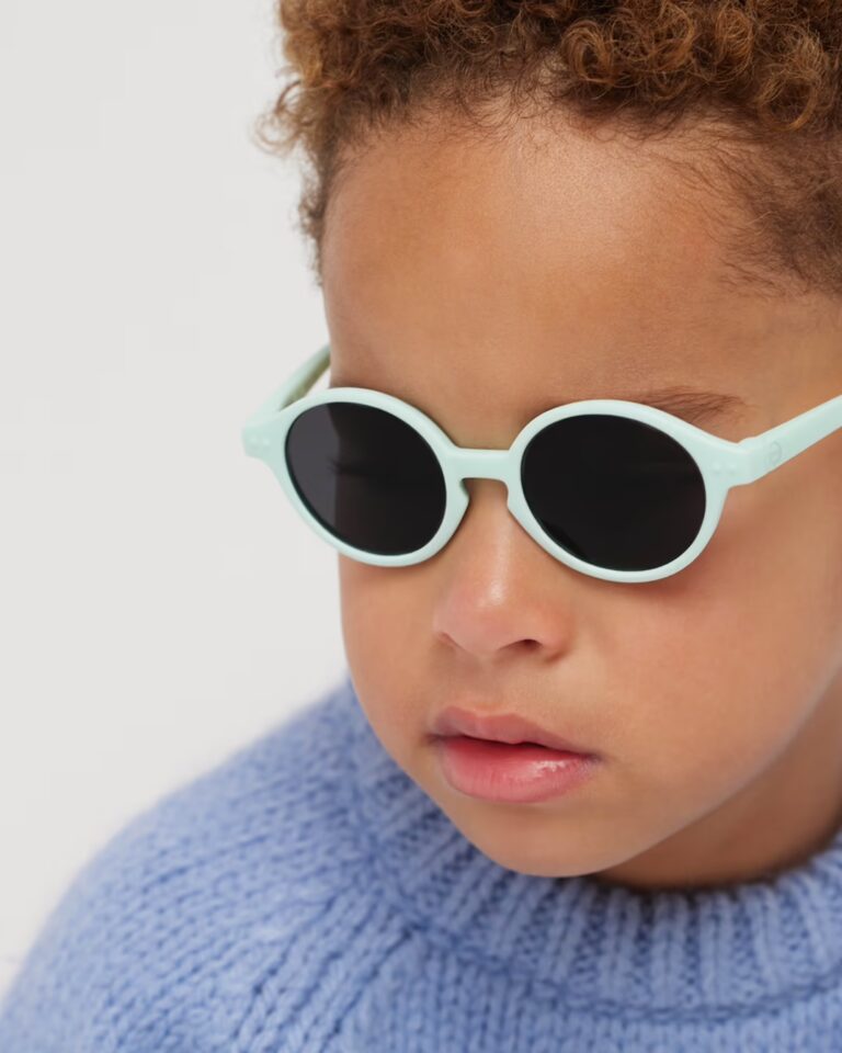 Lunettes de soleil baby #D - Sweet blue - 0-3 ans - Izipizi, vue porté par un enfant